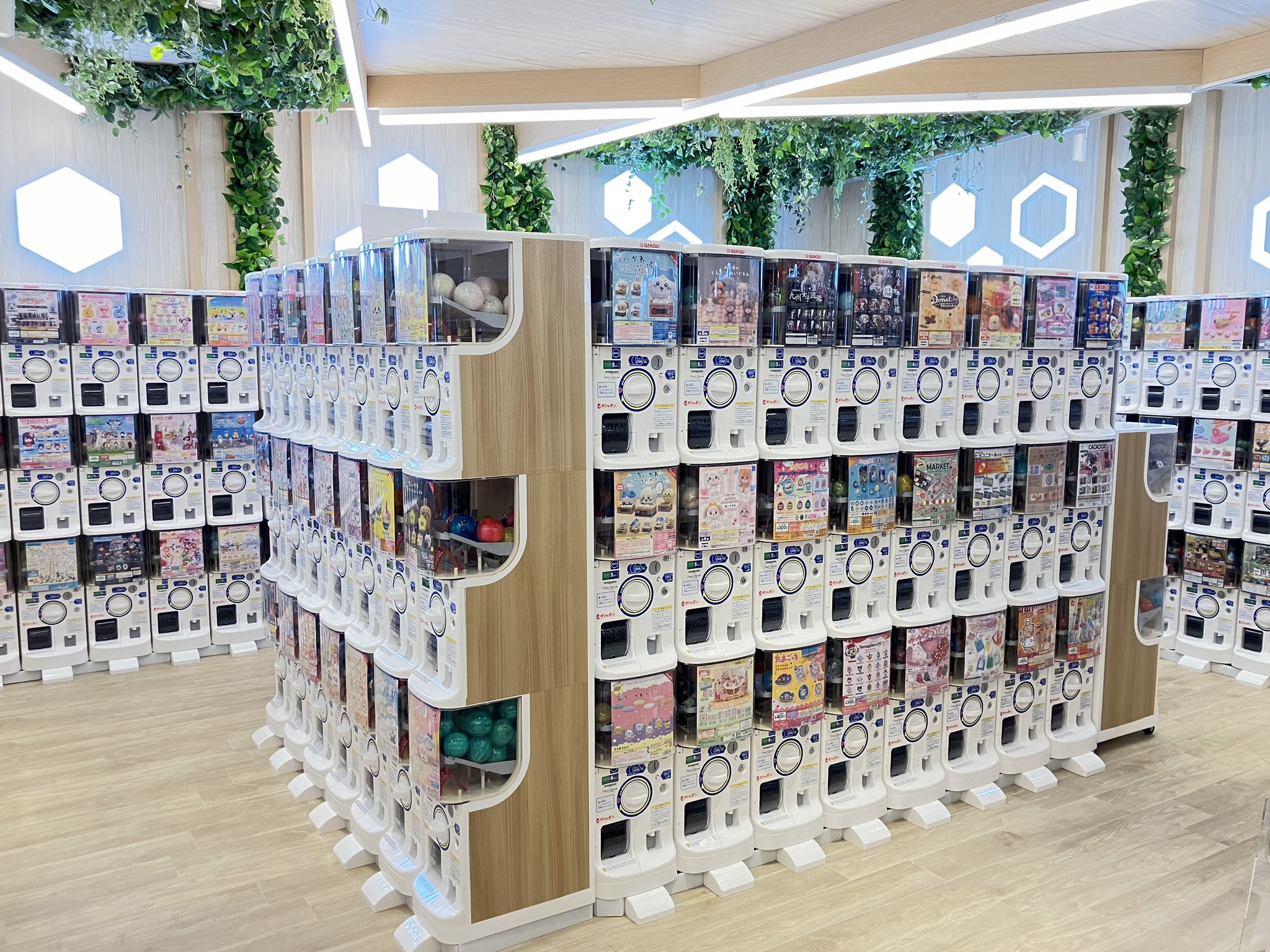 Des distributeurs de gashapon avec des centaines de collections