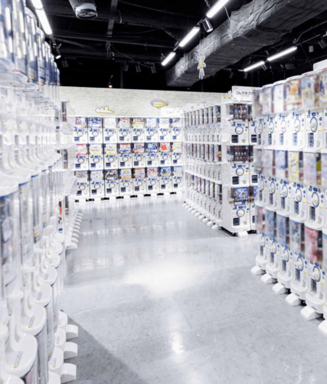 Une boutique de distributeurs de gachapon au Japon
